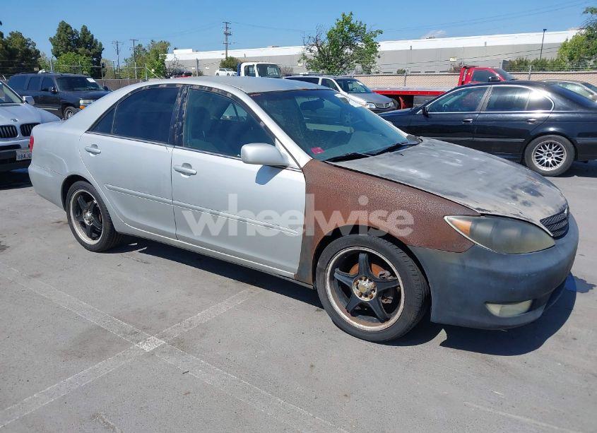 2005 Toyota Camry LE (VIN 4T1BE32K25U060643) main photo