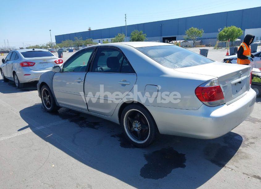 Photo 3 of 2005 Toyota Camry LE (VIN 4T1BE32K25U060643)