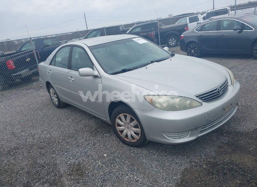 2005 Toyota Camry LE (VIN 4T1BE32K25U070461) main photo