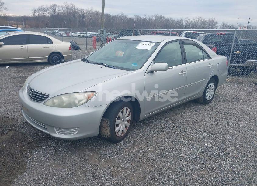 Photo 2 of 2005 Toyota Camry LE (VIN 4T1BE32K25U070461)