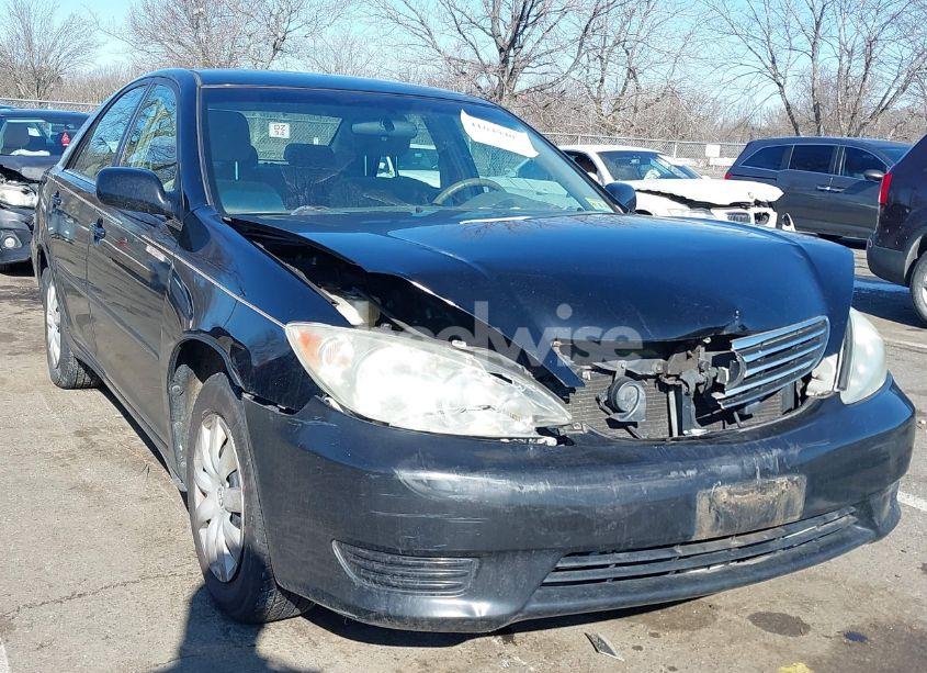 2005 Toyota Camry LE (VIN 4T1BE32K25U087664) main photo