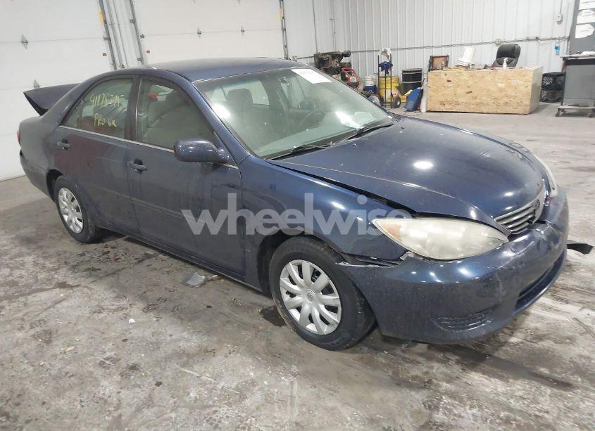 2005 Toyota Camry LE (VIN 4T1BE32K25U102390) main photo
