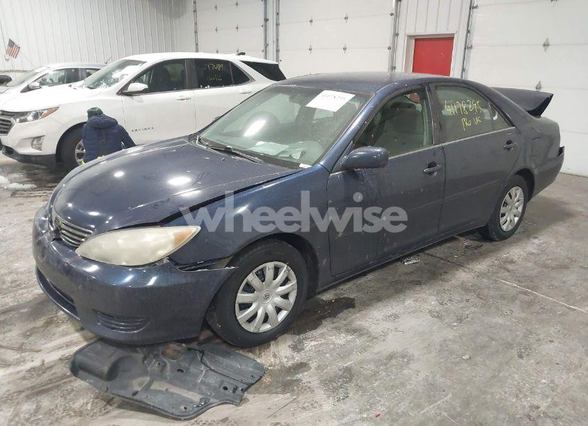 Photo 2 of 2005 Toyota Camry LE (VIN 4T1BE32K25U102390)