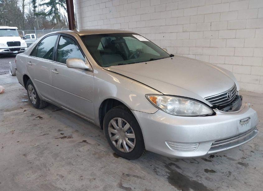 2005 Toyota Camry LE (VIN 4T1BE32K25U395899) main photo
