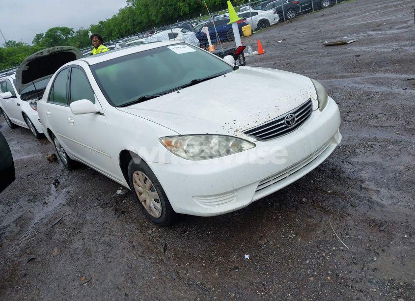 2005 Toyota Camry LE (VIN 4T1BE32K25U401121) main photo