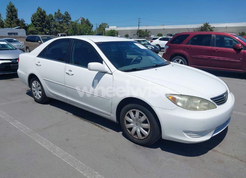 2005 Toyota Camry LE (VIN 4T1BE32K25U410465) main photo