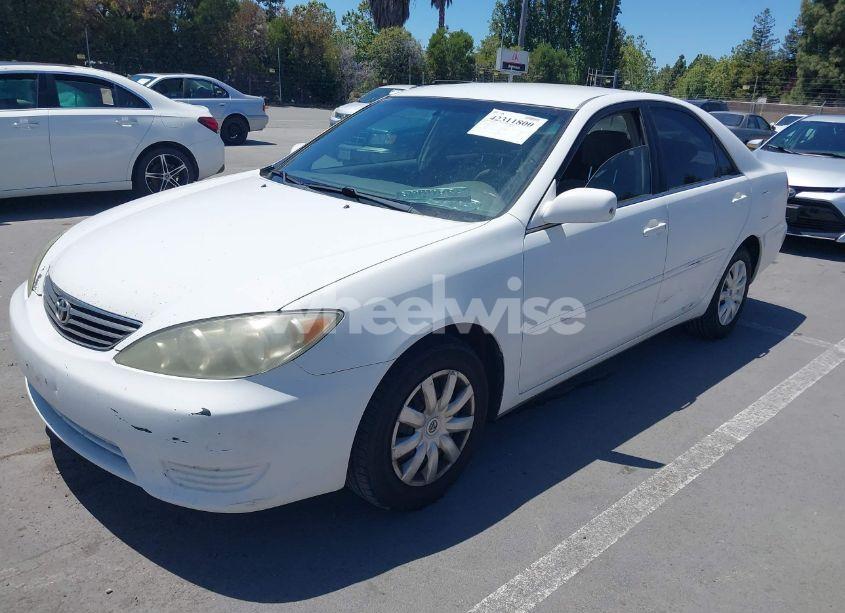Photo 2 of 2005 Toyota Camry LE (VIN 4T1BE32K25U410465)