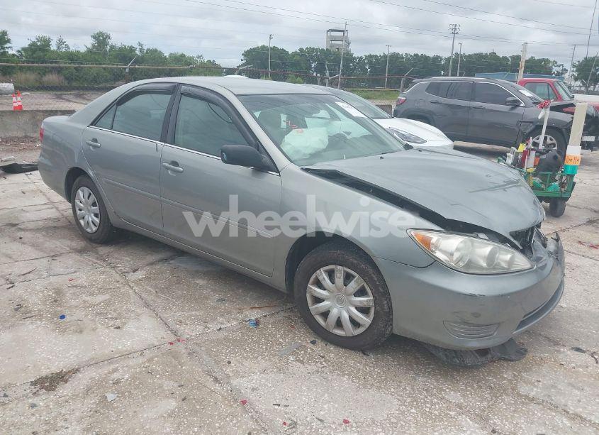 2005 Toyota Camry LE (VIN 4T1BE32K25U504717) main photo