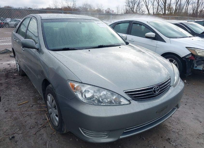 2005 Toyota Camry LE (VIN 4T1BE32K25U538849) main photo
