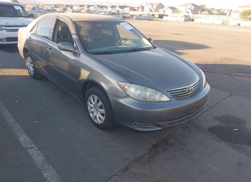 2005 Toyota Camry LE (VIN 4T1BE32K25U632133) main photo