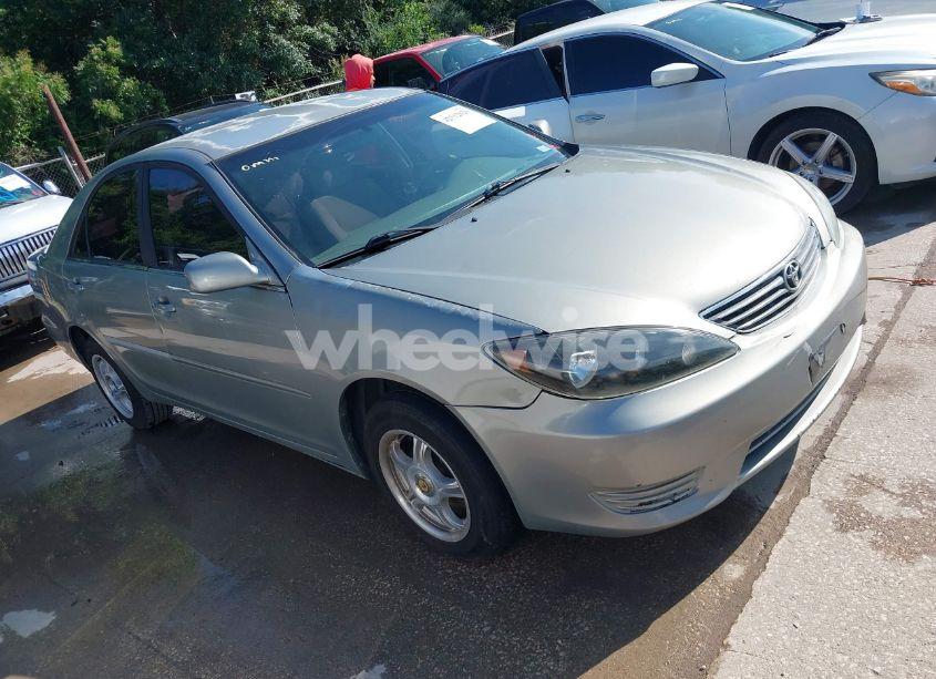 2005 Toyota Camry LE (VIN 4T1BE32K25U636957) main photo