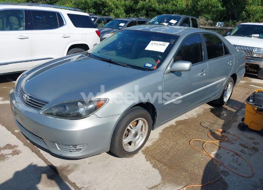 Photo 2 of 2005 Toyota Camry LE (VIN 4T1BE32K25U636957)