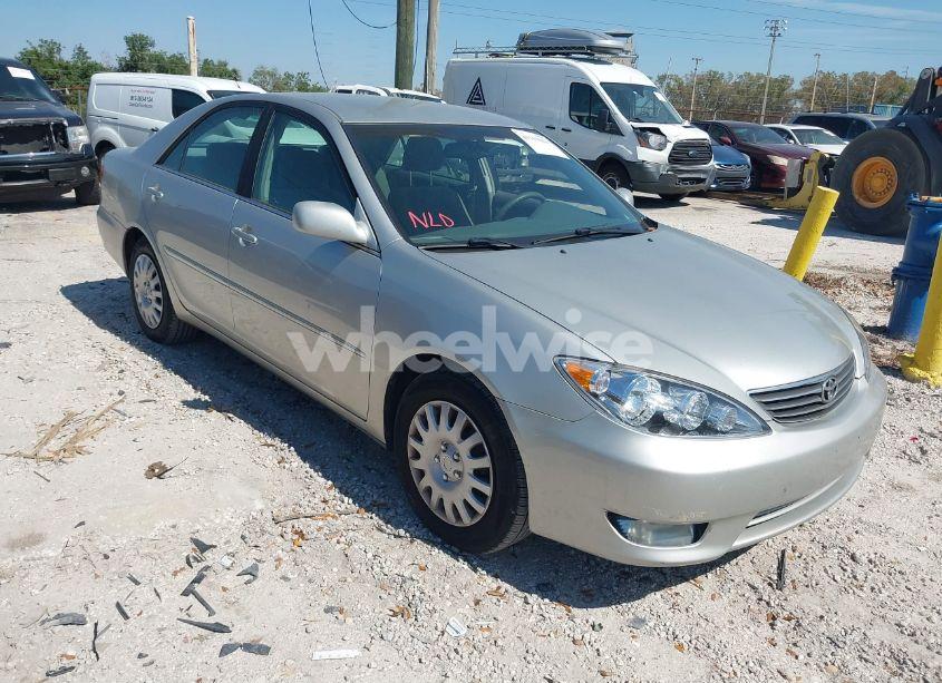 2005 Toyota Camry XLE (VIN 4T1BE32K25U964542) main photo