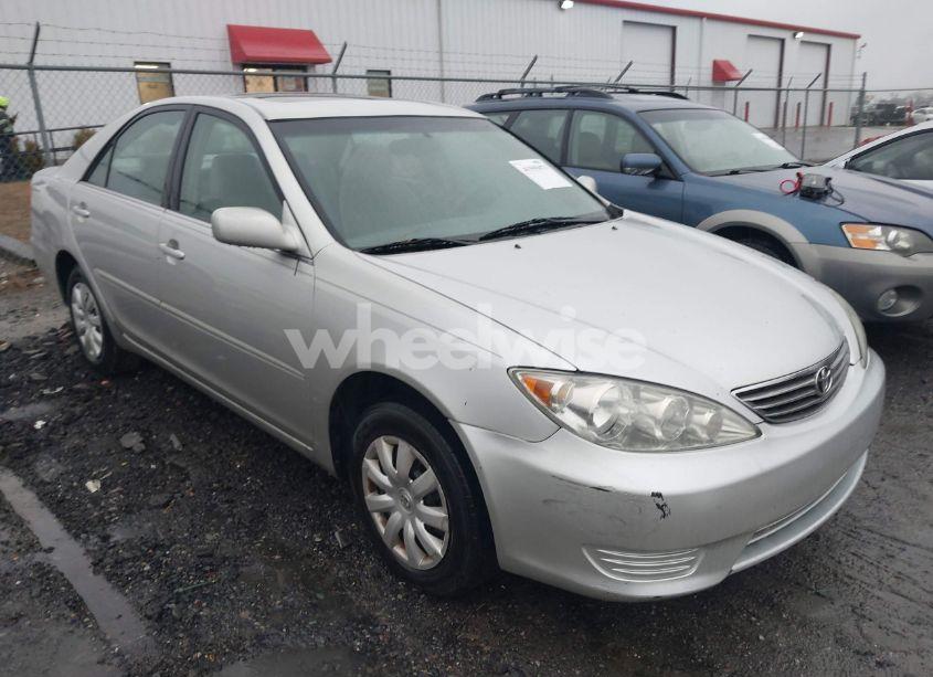 2005 Toyota Camry LE (VIN 4T1BE32K25U964721) main photo