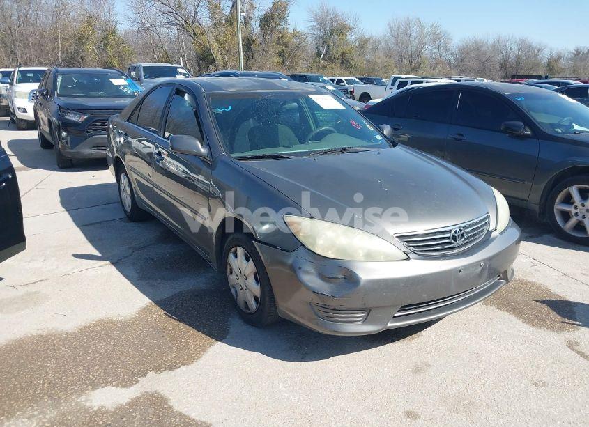 2005 Toyota Camry LE (VIN 4T1BE32K25U977503) main photo