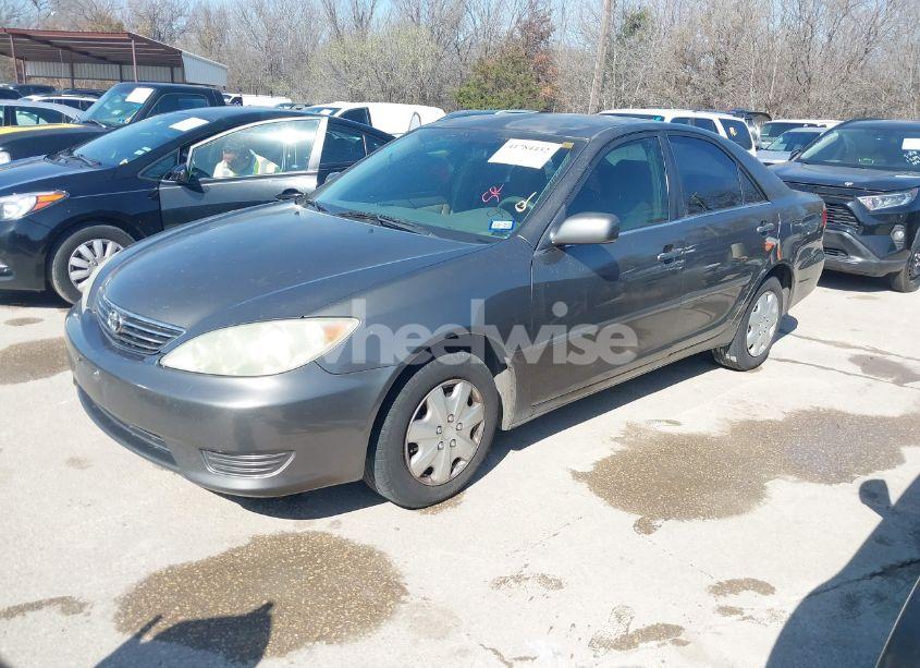 Photo 2 of 2005 Toyota Camry LE (VIN 4T1BE32K25U977503)