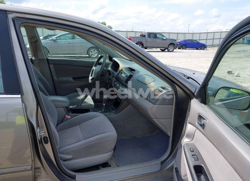 Photo 5 of 2006 Toyota Camry STD (VIN 4T1BE32K26U748739)