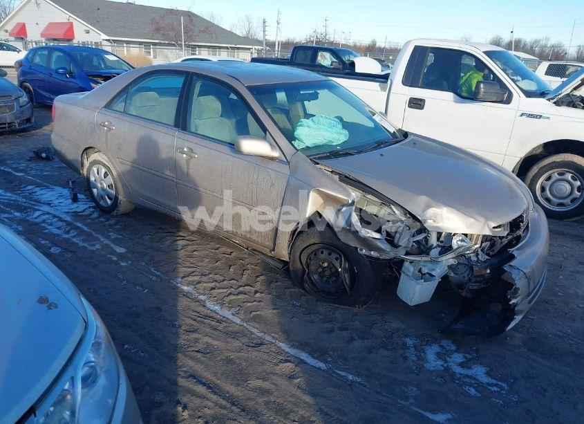 2002 Toyota Camry LE (VIN 4T1BE32K32U031602) main photo