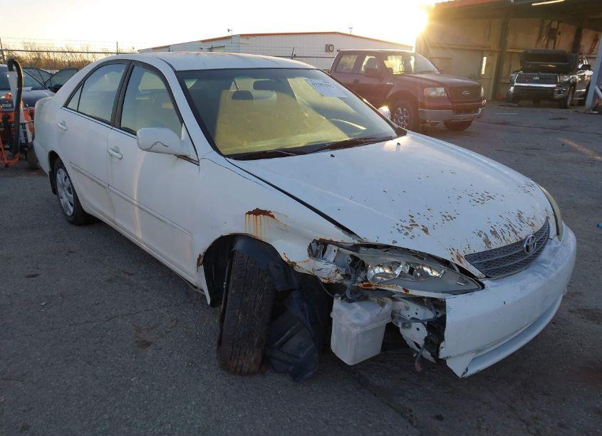 2002 Toyota Camry LE (VIN 4T1BE32K32U072585) main photo