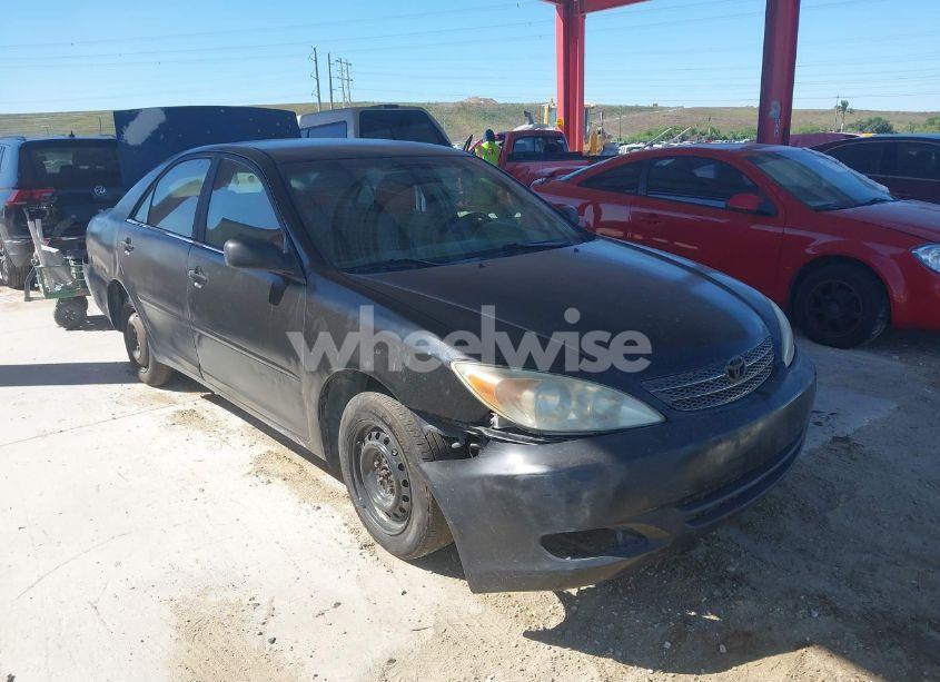 2002 Toyota Camry LE (VIN 4T1BE32K32U079360) main photo
