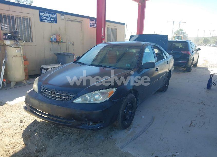 Photo 2 of 2002 Toyota Camry LE (VIN 4T1BE32K32U079360)