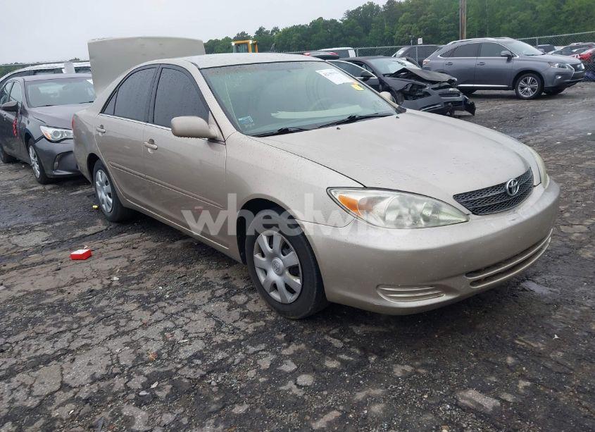 2002 Toyota Camry LE (VIN 4T1BE32K32U529122) main photo