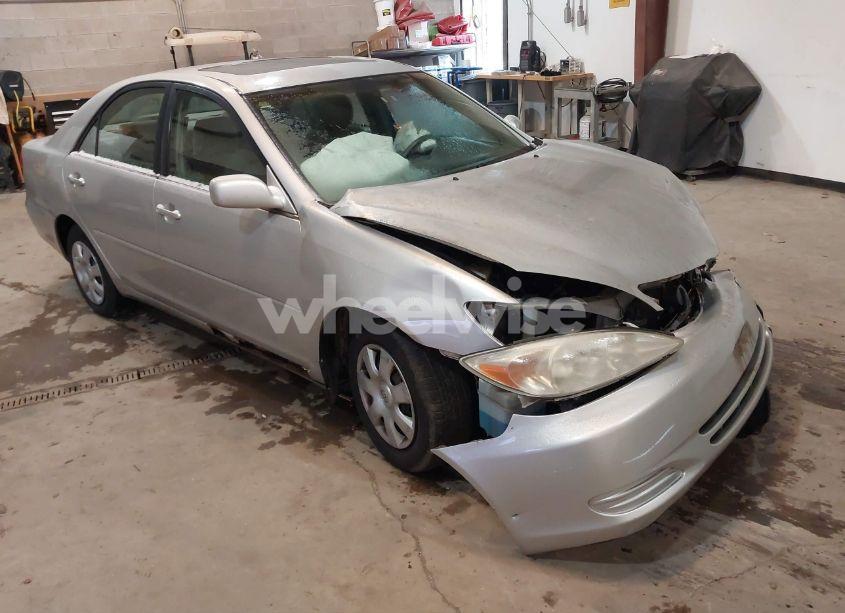 2002 Toyota Camry LE (VIN 4T1BE32K32U595430) main photo
