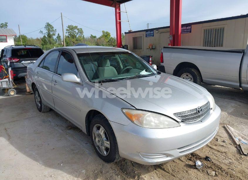2003 Toyota Camry LE (VIN 4T1BE32K33U675943) main photo