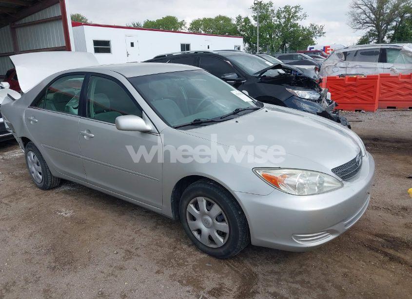 2003 Toyota Camry LE (VIN 4T1BE32K33U702686) main photo