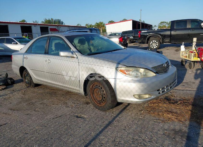 2003 Toyota Camry XLE (VIN 4T1BE32K33U734909) main photo