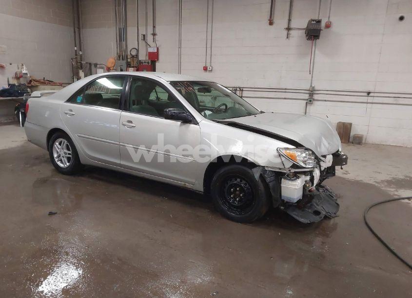 2003 Toyota Camry LE (VIN 4T1BE32K33U743805) main photo