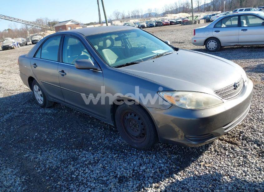 2004 Toyota Camry LE (VIN 4T1BE32K34U869146) main photo