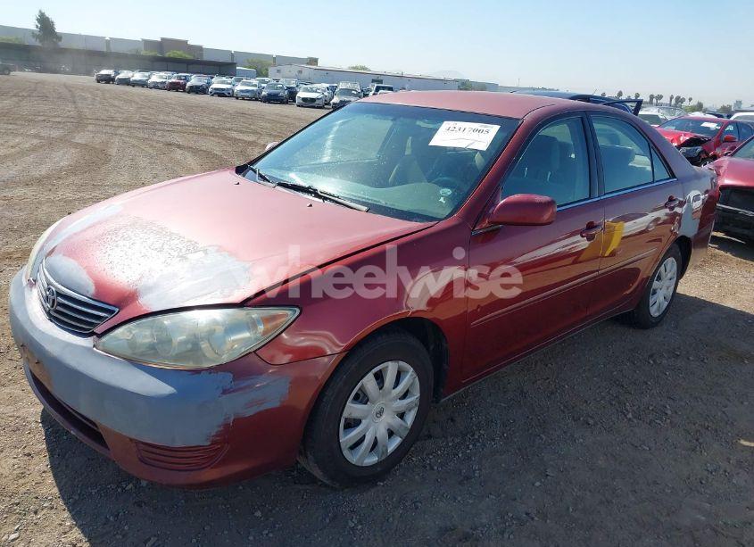 Photo 2 of 2005 Toyota Camry LE (VIN 4T1BE32K35U013654)