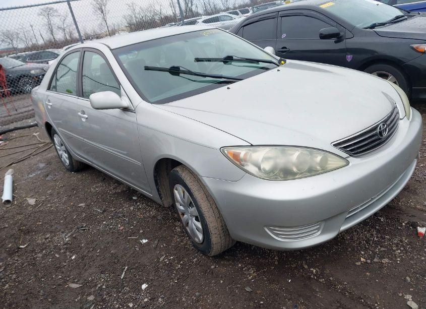 2005 Toyota Camry LE (VIN 4T1BE32K35U416923) main photo
