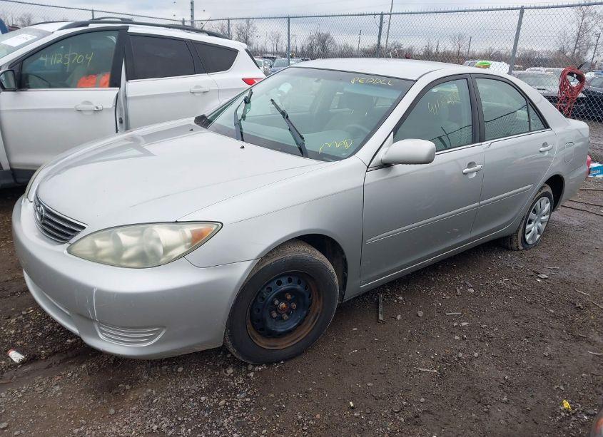 Photo 2 of 2005 Toyota Camry LE (VIN 4T1BE32K35U416923)