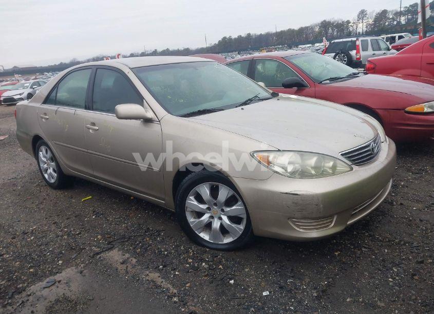 2005 Toyota Camry LE (VIN 4T1BE32K35U422351) main photo