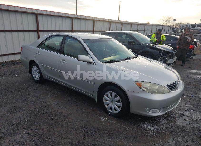 2005 Toyota Camry LE (VIN 4T1BE32K35U509568) main photo