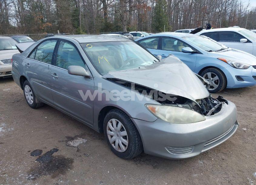 2005 Toyota Camry LE (VIN 4T1BE32K35U524801) main photo