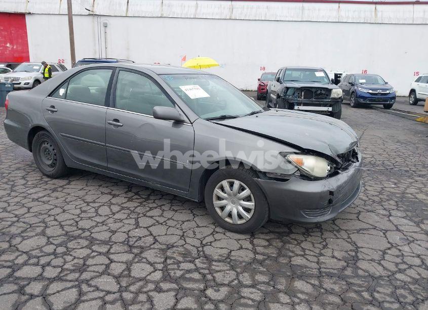 2005 Toyota Camry LE (VIN 4T1BE32K35U555837) main photo