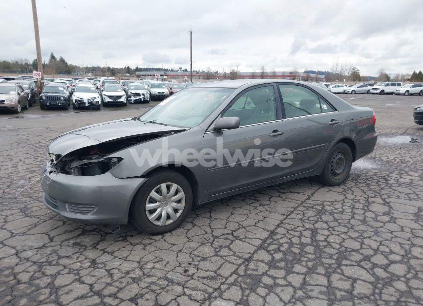 Photo 2 of 2005 Toyota Camry LE (VIN 4T1BE32K35U555837)