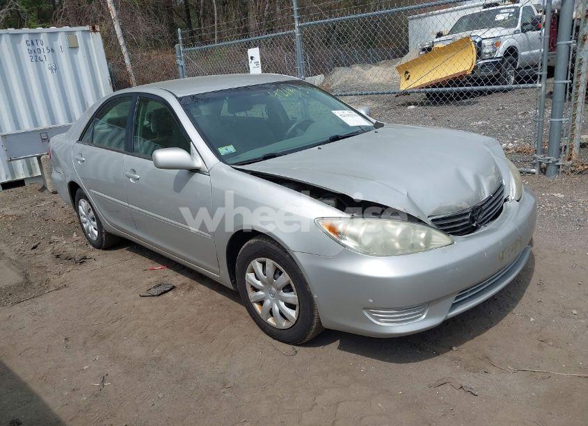 2005 Toyota Camry LE (VIN 4T1BE32K35U558947) main photo