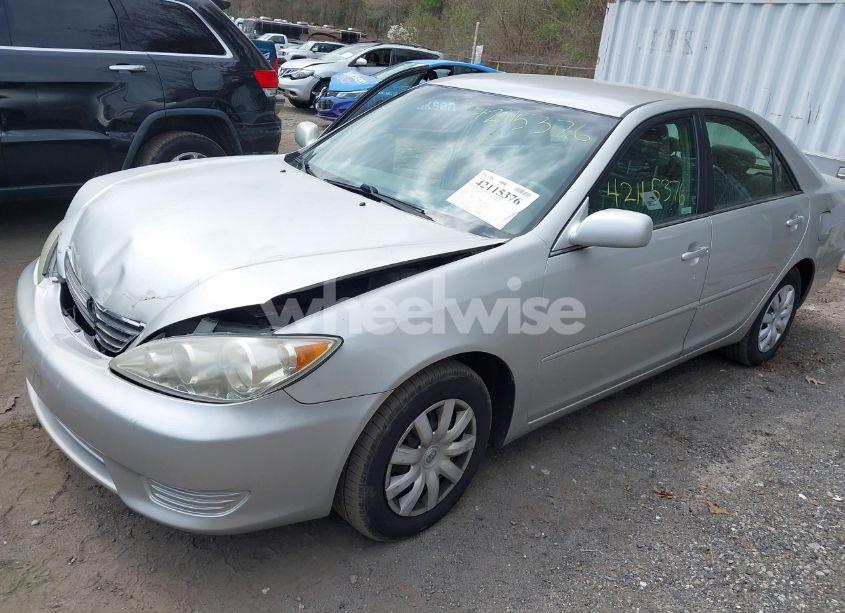 Photo 2 of 2005 Toyota Camry LE (VIN 4T1BE32K35U558947)