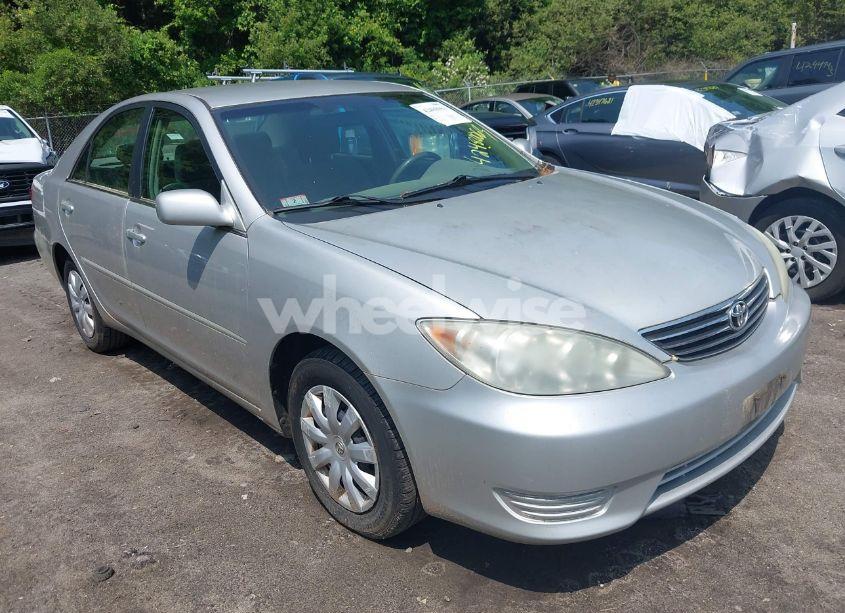 2005 Toyota Camry LE (VIN 4T1BE32K35U572220) main photo