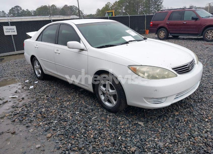 2005 Toyota Camry LE (VIN 4T1BE32K35U577708) main photo