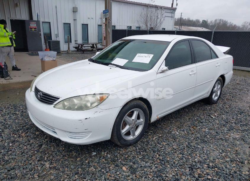 Photo 2 of 2005 Toyota Camry LE (VIN 4T1BE32K35U577708)