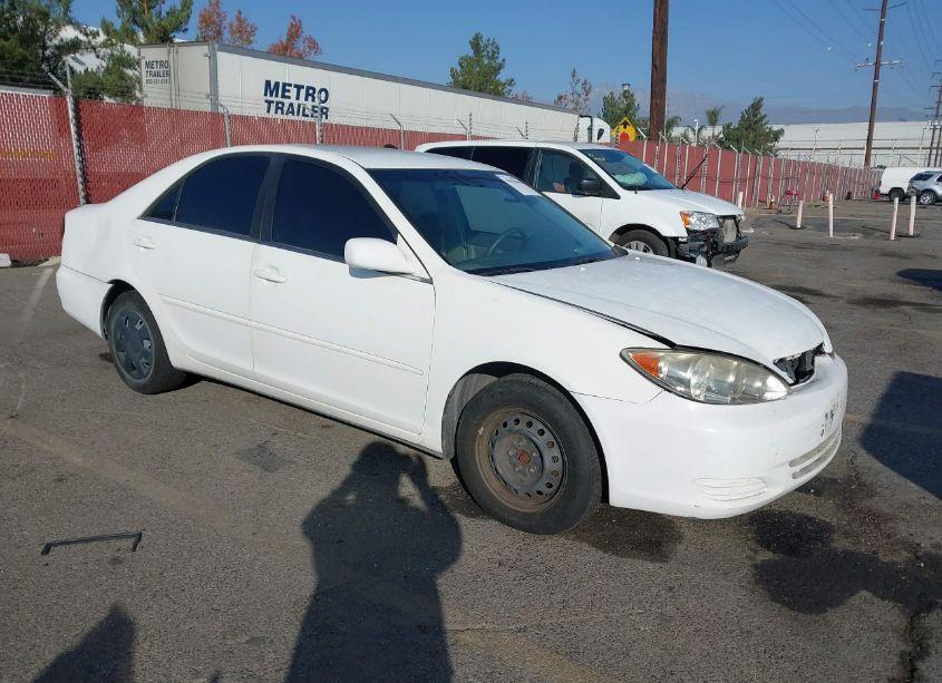 2005 Toyota Camry LE (VIN 4T1BE32K35U586070) main photo