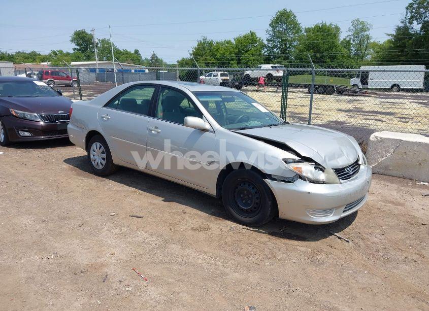 2005 Toyota Camry LE (VIN 4T1BE32K35U590944) main photo
