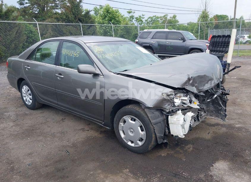 2005 Toyota Camry LE (VIN 4T1BE32K35U599742) main photo