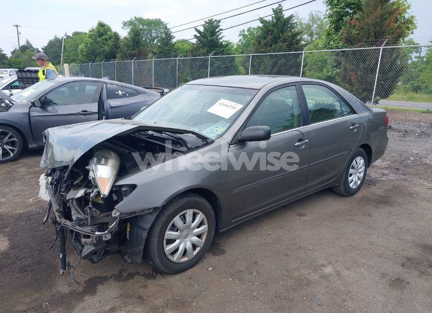 Photo 2 of 2005 Toyota Camry LE (VIN 4T1BE32K35U599742)