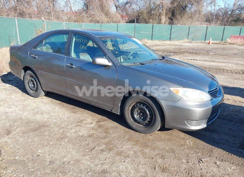 2005 Toyota Camry LE (VIN 4T1BE32K35U633002) main photo